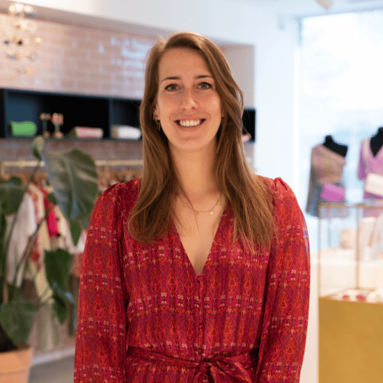 Jasmijn Besselink, Workplace Experience Coördinator, lachende portretfoto in de showroom