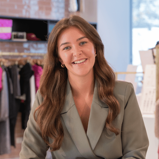 Anouk van Veen, Product Owner, lachende Porträtaufnahme im Showroom.