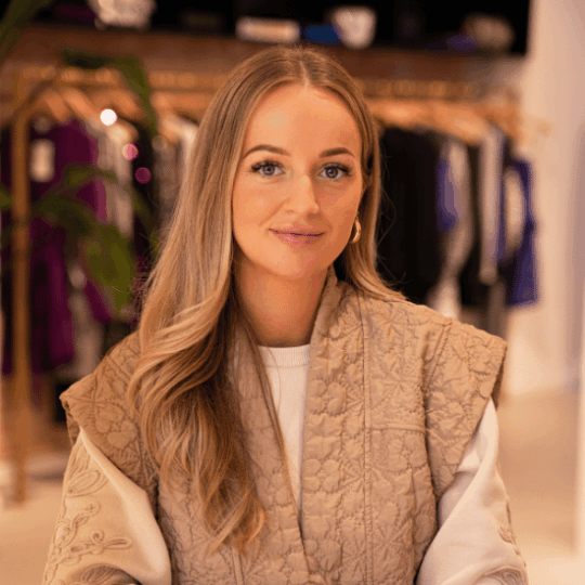 Zoe de Gans, Retail Support Medewerker, lachende portretfoto in de showroom