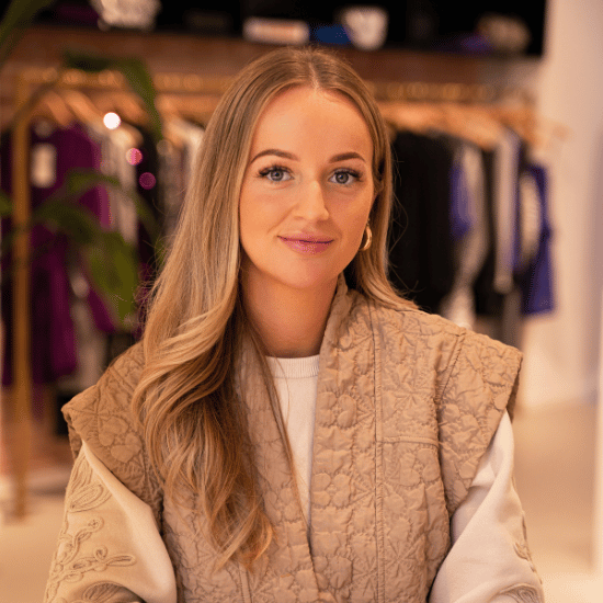 Zoe de Gans, Retail Support Medewerker, lachende portretfoto in de showroom