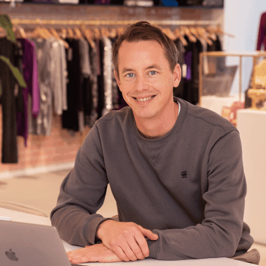 Thom Timmer, Business Development Manager, lachende portretfoto in de showroom