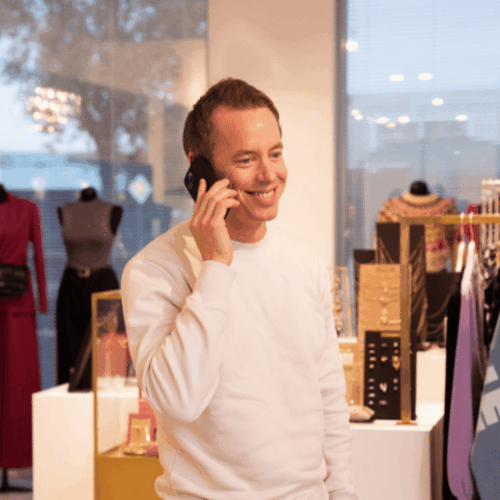 Thom Timmer, Business Development Manager, lachende foto in de showroom terwijl hij aan het bellen is