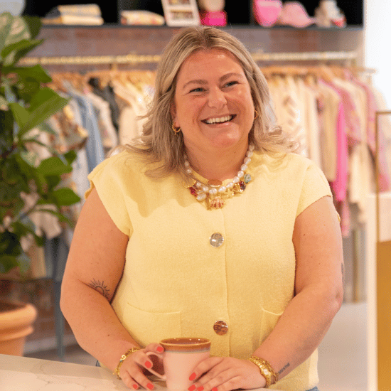 Iris Krijnen, Design Specialist, lachende portretfoto in de showroom
