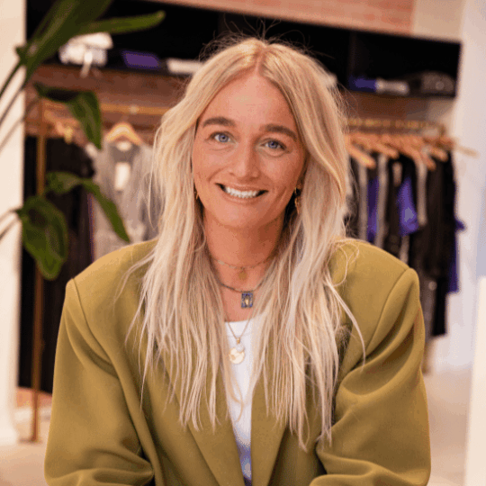 Christa Rozeboom, HR-Adviseur Retail, lachende portretfoto in de showroom