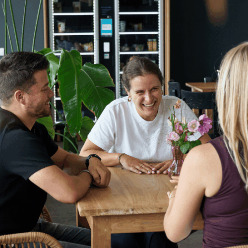 Drie collega's zitten in de kantine in My Warehouse in 's-Hertogebosch met elkaar te lachen