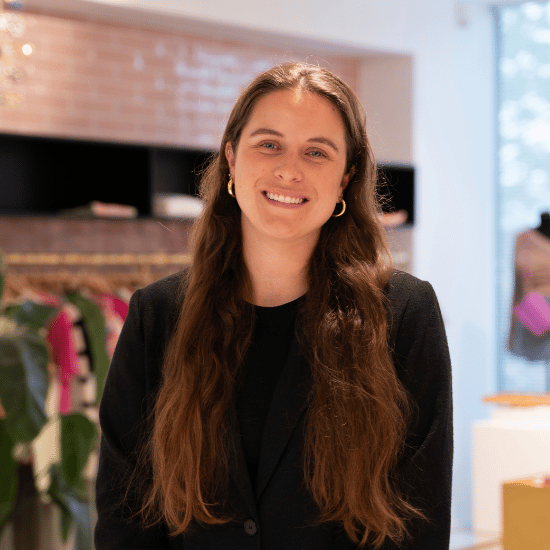 Karlijn Schalken, Proces Supervisor, lachende portretfoto in de showroom
