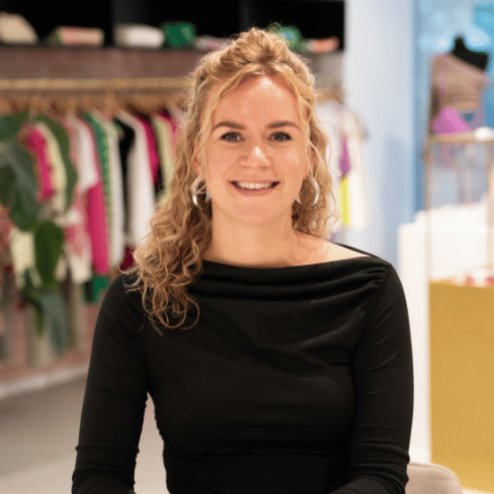 Britt Kusters, Supervisor Customer Care, lachende portretfoto in de showroom
