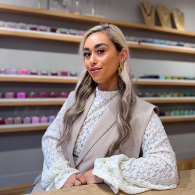 Nanica Upessy, Storemanager Atelier Breda, in de My Jewellery Boutique. Op de achtergrond zie je kraaltjes in allerlei kleuren en vormen.