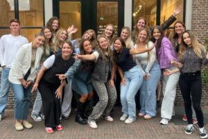 My Jewellery stagiaires bij het Atelier in 's-Hertogenbosch om de start van hun stage te vieren. Het zijn 16 vrouwelijke stagiaires en 1 mannelijke die blij op de foto staan