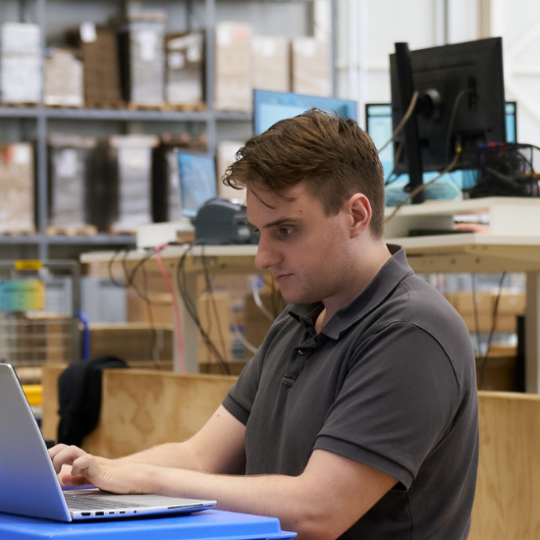 Michiel Oomens, IT Support Medewerker, aan het werken op zijn laptop