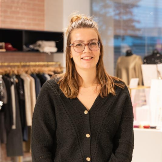 Madelief Verdaasdonk, Corporate Social Responsibility Specialist, lachende portretfoto in de showroom