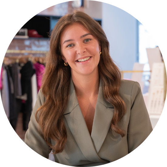 Anouk van Veen, Medewerker Financiële Administratie, lachende portretfoto in de showroom