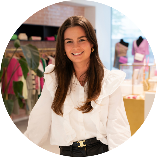 Amber van Bodegraven, HR-Adviseur My Warehouse, lachende portretfoto in de showroom