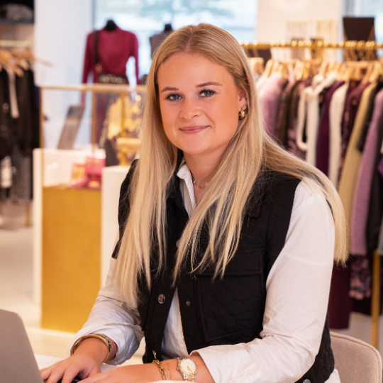 Alicia Laaksonen, Retail Coördinator Duitsland, lachende portretfoto in de showroom