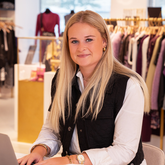 Alicia Laaksonen, Retail Coördinator Duitsland, lachende portretfoto in de showroom