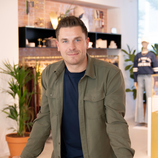 Menno Wiecherink, Proces Engineer, lachende portretfoto in de showroom