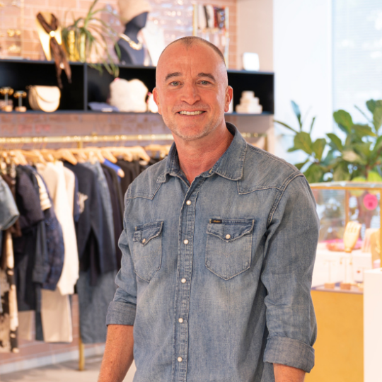 Brendon Lynch, Head of Retail, lachende portretfoto in de showroom