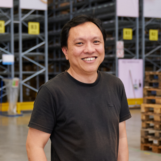 Hizki Laluyan, Technical Operator, lachende foto in My Warehouse