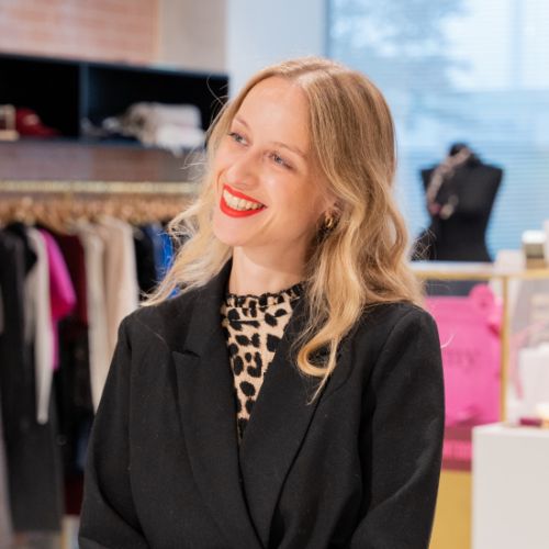 E-commerce Lead duitsland, Katharina Heilen, lachende portretfoto in de showroom