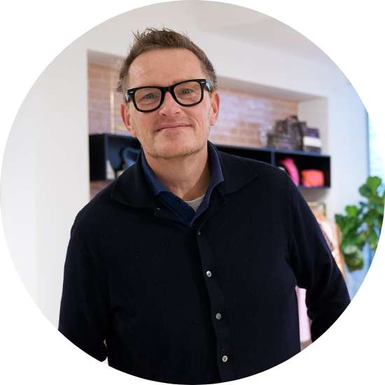 Peter van Oostende, Business Controller, lachende portretfoto in de showroom