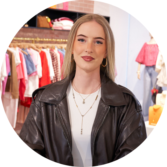 Iris van der Zanden, Voorvrouw, lachende portretfoto in de showroom