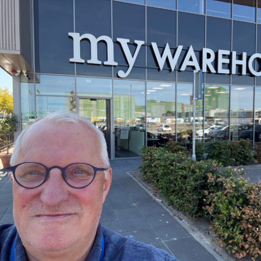 Jack Snijders, onze Security Manager bij de ingang van My Warehouse.