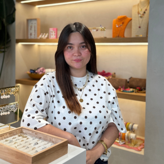 Julia Delourme, Store Manager Parijs, lachende portretfoto in de Boutique