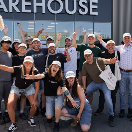 Kolleginnen und Kollegen von My Warehouse feiern gemeinsam das Sommerfest vor dem Warehouse.