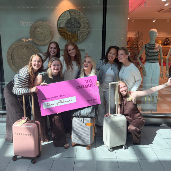 Das Boutique-Team aus Alkmaar feiert gemeinsam den Gewinn einer Teamreise nach Ibiza.