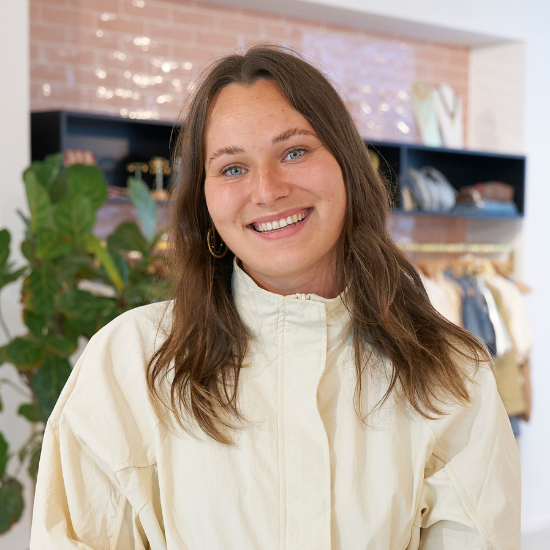 Anouk van Raay, Customer Experience Specialist, lachende portretfoto in de showroom