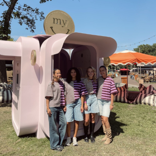 Vier My Jewellery collega's bij de My Jewellery Memory Booth op Amsterdamse Terrassen Festival