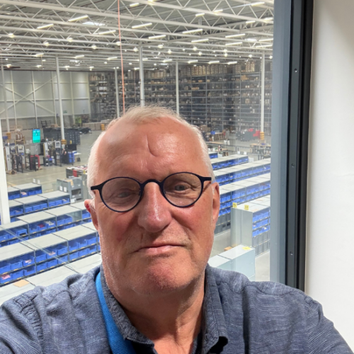 Jack Snijders, notre Security Manager avec vue sur la zone de travail de My Warehouse.