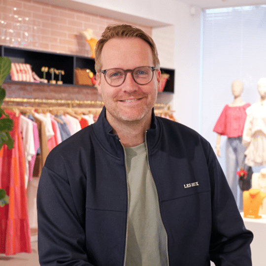 Twan Giesbers, Improvement Manager Warehouse, lachende portretfoto in de showroom