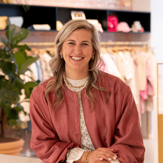 Stephanie Gielen, Sales Coördinator Belux, lachende portretfoto in de showroom
