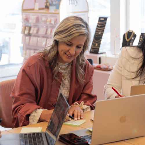 Sales Coördinator Belux Stephanie Gielen aan het werk tijdens een overleg bij My Jewellery.