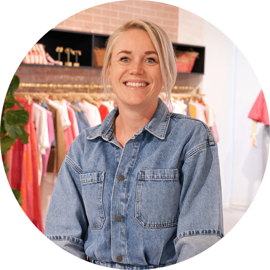 Nikki van der Pol, Recruitment Coördinator, lachende portretfoto in de showroom