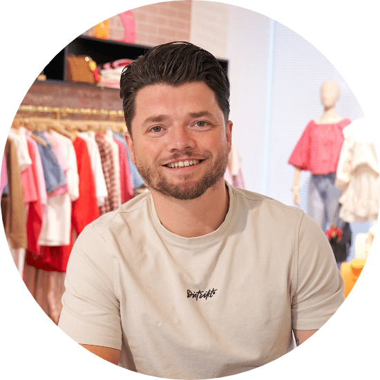 Rick Geurtjens, Teamleider, lachende portretfoto in de showroom